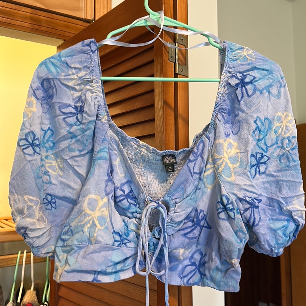 Blue flower print tie front cropped top